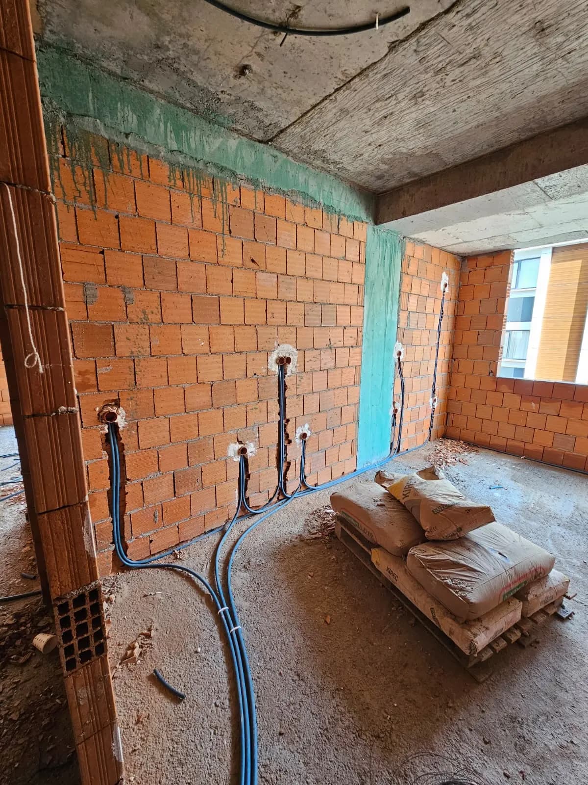 Sıva altı elektrik tesisatı — kaba inşaat aşamasında boru ve kablo çekimi