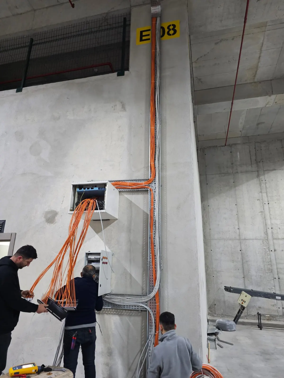 İnşaat projesinde elektrik kolon hattı çekimi çalışması