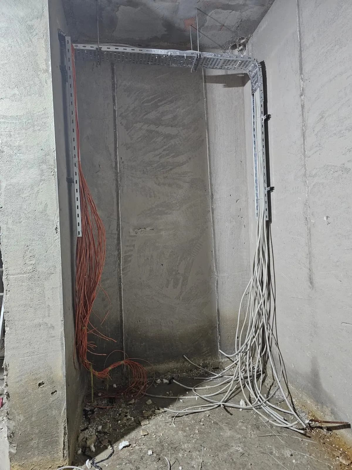 Bina şaftı içinde dikey kablo tesisatı ve boru montajı