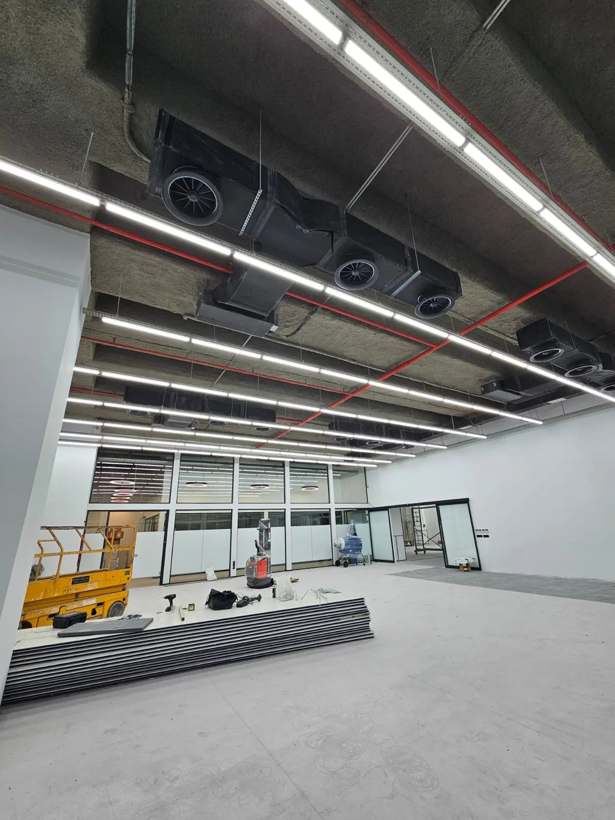 Açık tavan showroom aydınlatma tesisatı ve lineer armatür montajı