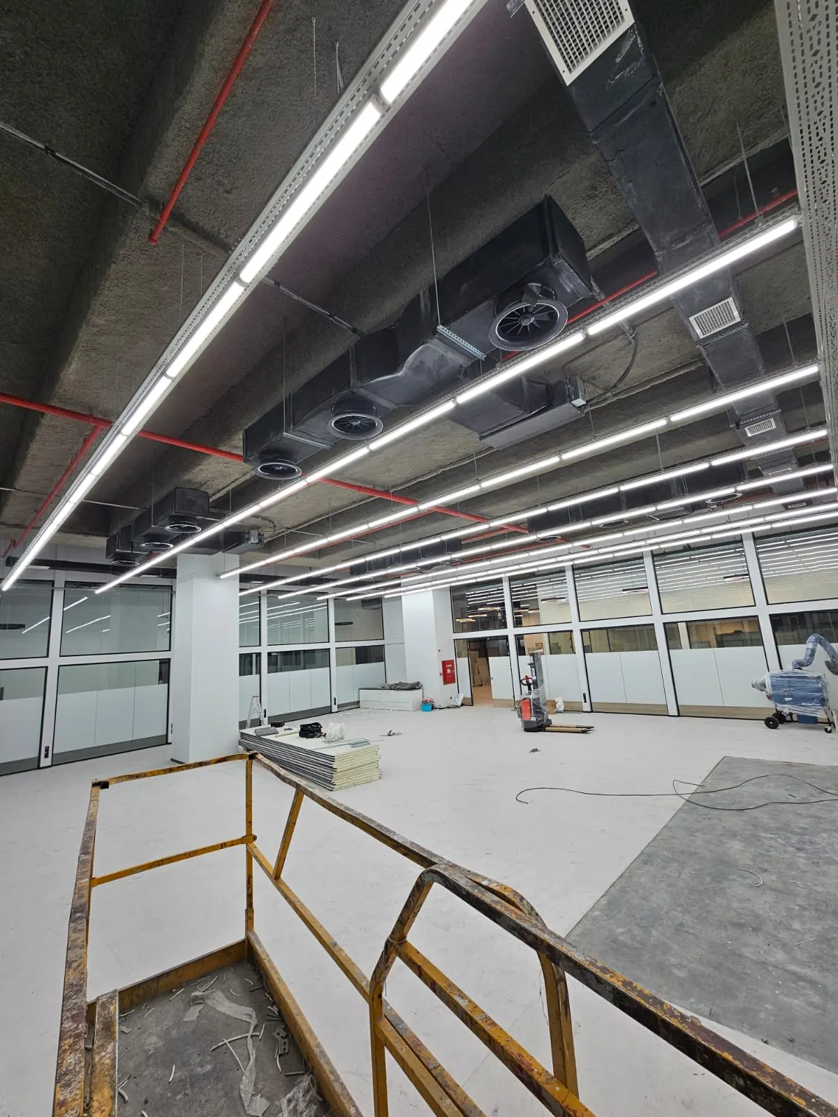 Arisch İlaç Kimya showroom projesinde tavana monte edilen lineer LED armatür hattı