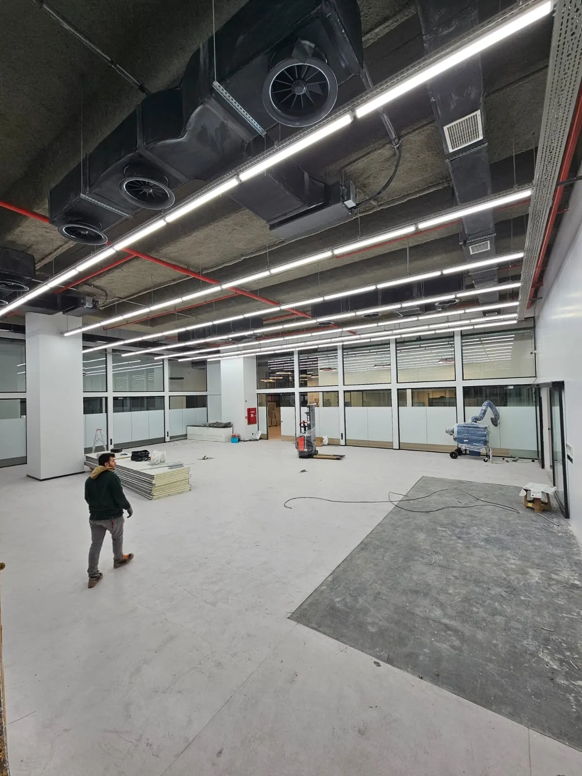 Mağaza genel aydınlatma projesi — showroom LED armatür uygulaması