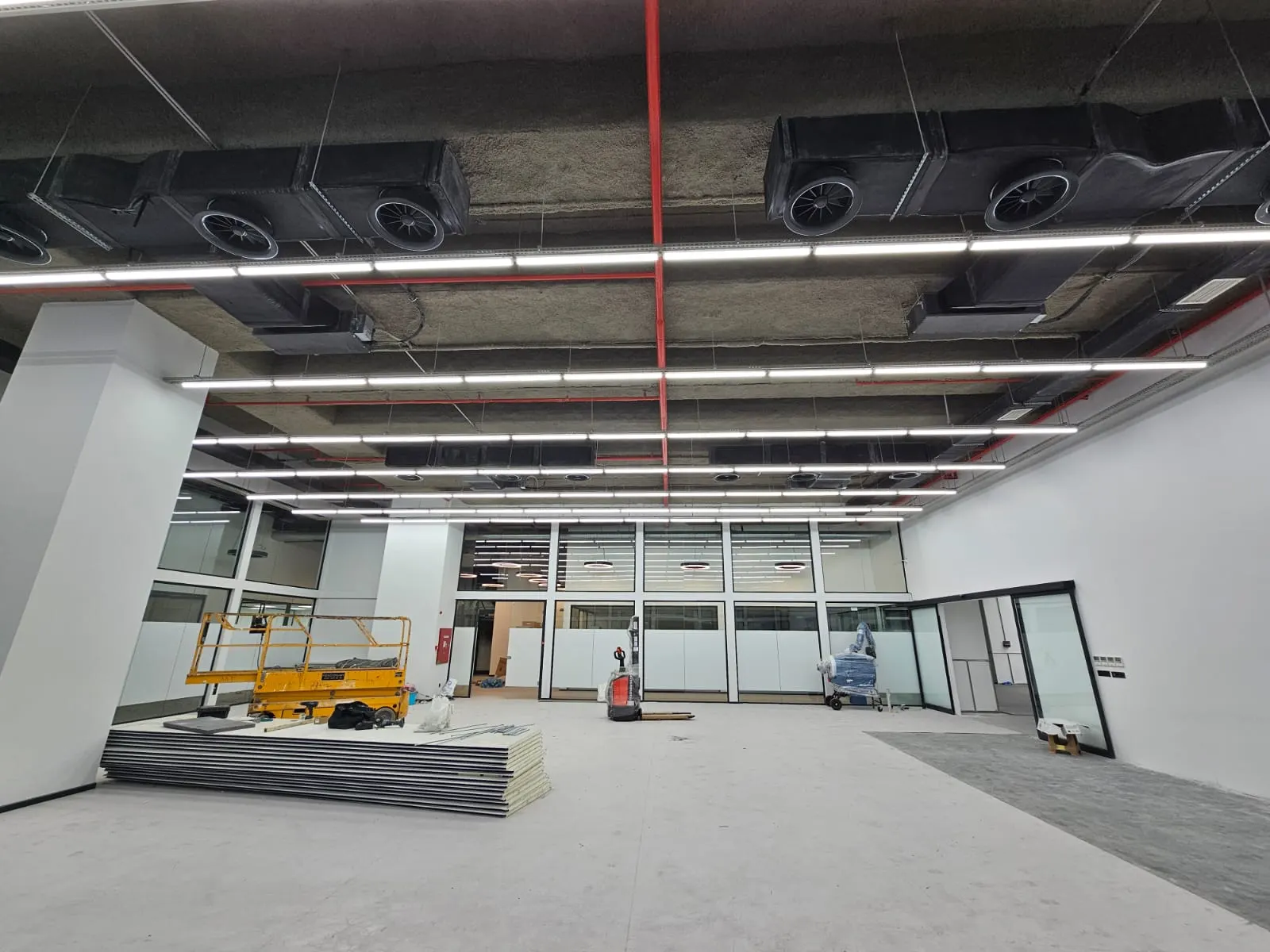 Ofis ve showroom aydınlatma sistemi, sıra tipi LED armatür hattı